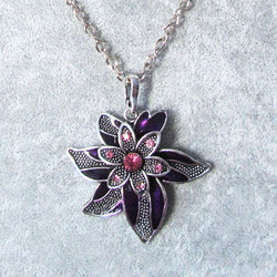 Kaunis kimalteleva antiikkihopeinen violetti emaloitu kukkakaulakoru
