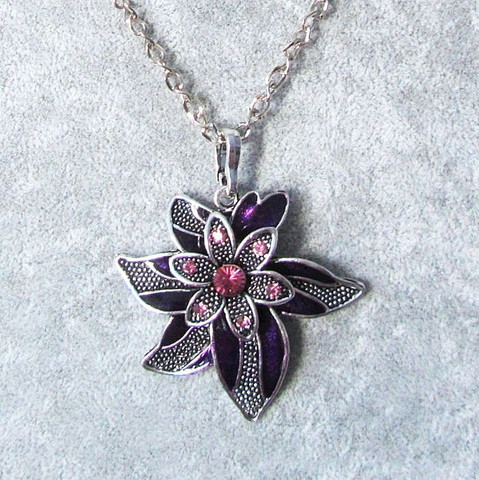 Kaunis kimalteleva antiikkihopeinen violetti emaloitu kukkakaulakoru
