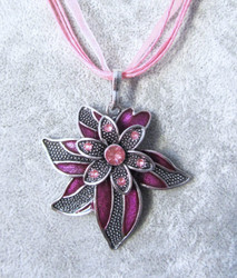 Kaunis kimalteleva antiikkihopeinen viininpunainen emaloitu kukkakaulakoru