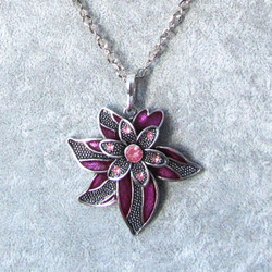 Kaunis kimalteleva antiikkihopeinen viininpunainen emaloitu kukkakaulakoru