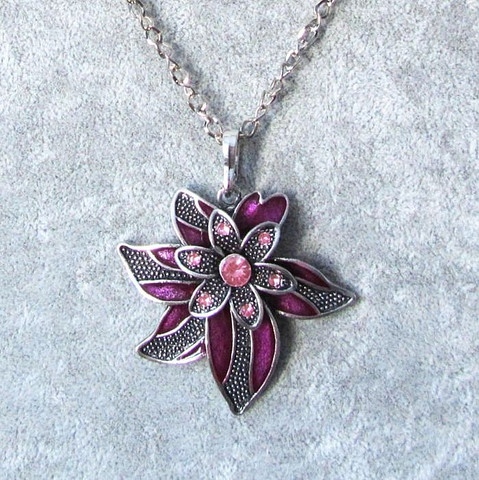 Kaunis kimalteleva antiikkihopeinen viininpunainen emaloitu kukkakaulakoru