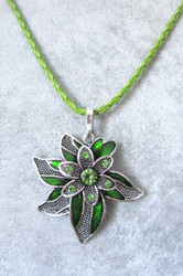 Kaunis kimalteleva antiikkihopeinen vihreä emaloitu kukkakaulakoru