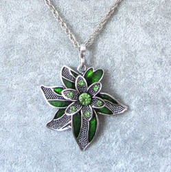 Kaunis kimalteleva antiikkihopeinen vihreä emaloitu kukkakaulakoru