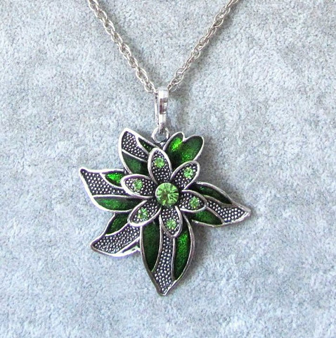 Kaunis kimalteleva antiikkihopeinen vihreä emaloitu kukkakaulakoru