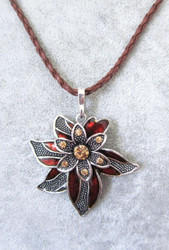 Kaunis kimalteleva antiikkihopeinen ruskea emaloitu kukkakaulakoru