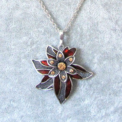 Kaunis kimalteleva antiikkihopeinen ruskea emaloitu kukkakaulakoru