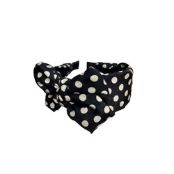 Leveä musta polka dot rusettipanta valkoisilla pilkuilla