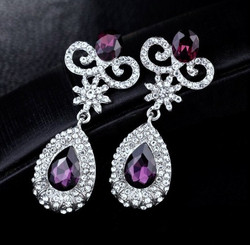 Tummanvioletit koristeelliset strassi juhlakorvakorut 5,8cm