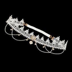 Valkoinen helmikoristeinen pitsi hiuskoru ketjuilla