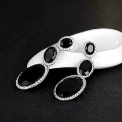 Kauniit mustat ovaali juhlakorvakorut 4,9cm