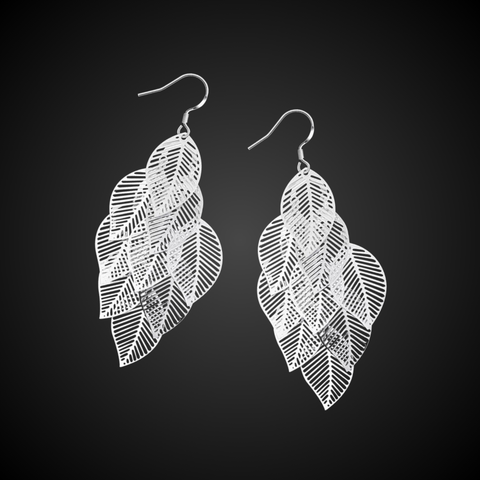 Ohuet hopeoidut roikkuvat lehtikorvakorut