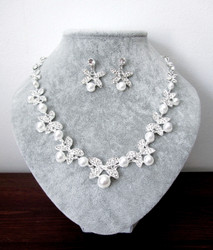 Kimalteleva Perhoset helmikorusetti (korvakorut ja kaulakoru)