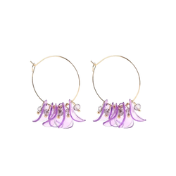 Kullanväriset ohuet korvarenkaat violeteilla läpikuultavilla lehdillä