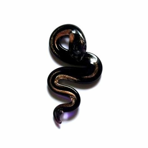 Musta kultakoristeinen lasikäärmekaulakoru mustalla nauhalla