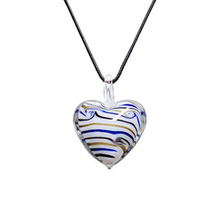 Vaalea sini-musta-kultaraitainen lasisydän kaulakoru mustalla nauhalla
