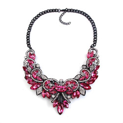 Upea pinkkimusta statement kaulakoru paksulla mustalla ketjulla