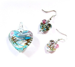 Lasisydänkaulakoru ja korvakorut turkooseilla raidoilla ja ruusulla