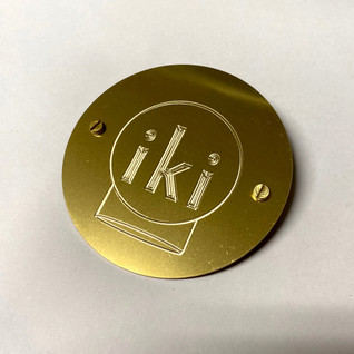 IKI-kiukaan messinkikyltti