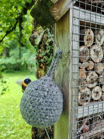 Valeampiaspesä, pieni