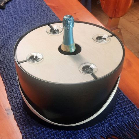 VAPUN PIKNIK-SELVIYTYMISPAKKAUS sekä ISO KIRJONEULELANKAVAHTI