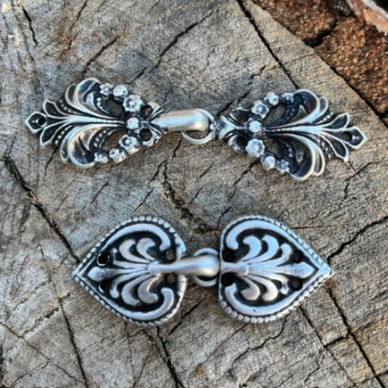 Koristeellinen metallihakanen