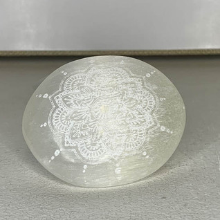 Seleniitti kämmenkivi mandala