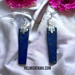 Lapis latsuli korvis hopea