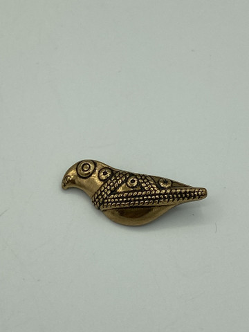 Kalevala koru Hattulan lintu rintakoru, pronssi