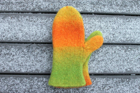 Huovutetut lapaset, värikoodi 727, koko M