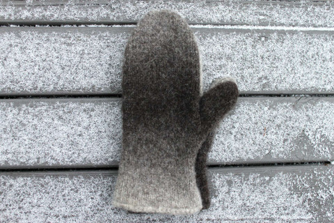 Huovutetut lapaset, värikoodi 75, koko L, hiukan paksumpi lanka