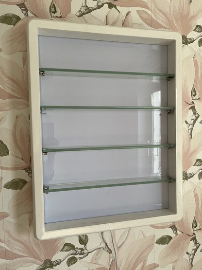 Kaunis pieni hyllykkö seinälle 5€
