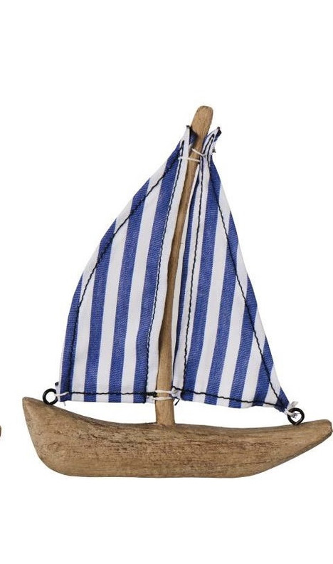 Puinen pieni purjevene 3 erilaista