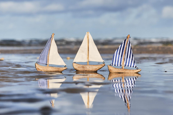 Puinen pieni purjevene 3 erilaista