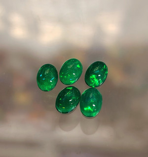 Smaragdin vihreä Etiopian opaali 7/5 mm AAA-laatu