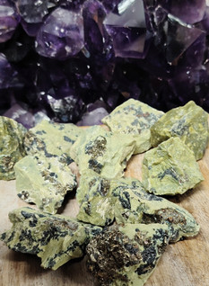 Serpentiini raakakivi 40-50 mm