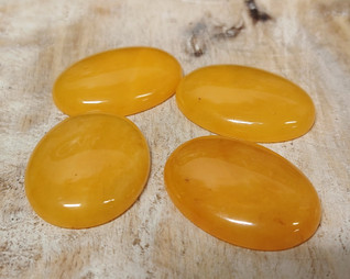 Topaasi Jade cabochon 30/40 mm