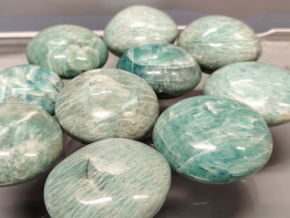 Amatsoniitti ovaali kämmenkivi 50 - 70 mm