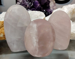 Laventeli ruusukvartsi vapaamuotoisesti hiottu 85-120 mm