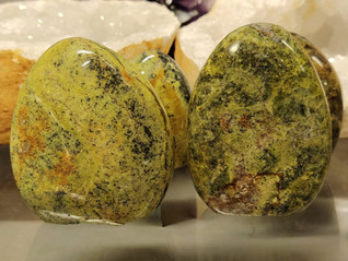 Vihreä opaali vapaamuotoisesti hiottu 65-85 mm