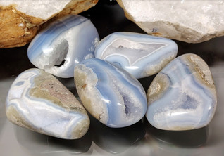 Blue lace akaatti vapaamuotoisesti hiottu 80-100 mm