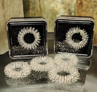 Akupunktiosormus lahjarasiassa