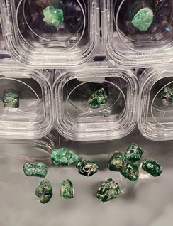 Smaragdi kristalli 6-13 mm rasiassa