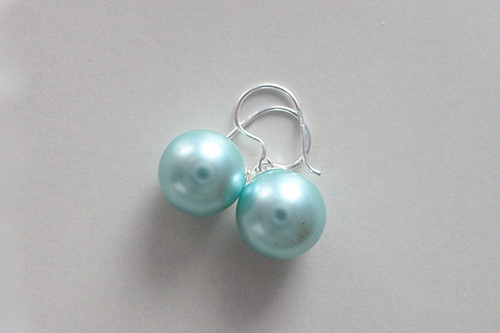 Helmiäiskoukkukorvakorut