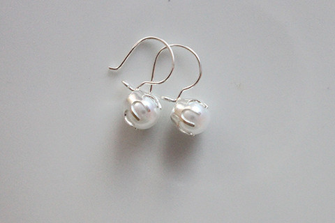 Helmiäiskoukkukorvakoru