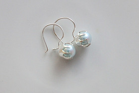 Helmiäiskoukkukorvakoru