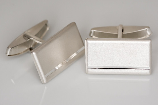 Timanttileikatut kalvosinnapit