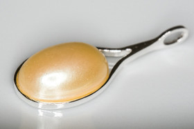 Helmiäisriipus pisara