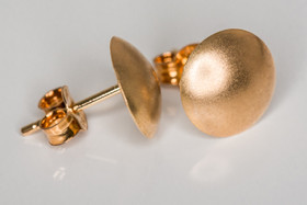 Puolipallokorvakorut