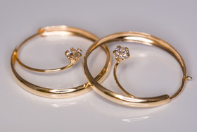 Rengaskorvakorut Ø20mm, kivi keskellä