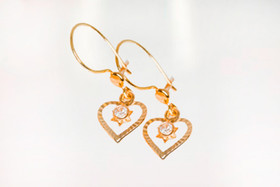 Avosydänkorvakorut kivellä